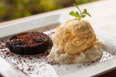 Fondan au chocolat vanilyalı dondurma ile