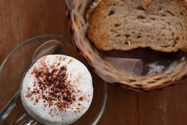 Bir fincan sıcak cappuccino ve ekmek — Stok fotoğraf