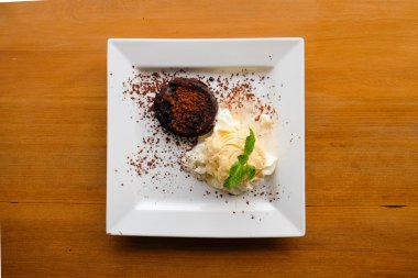 Fondan au chocolat vanilyalı dondurma ile