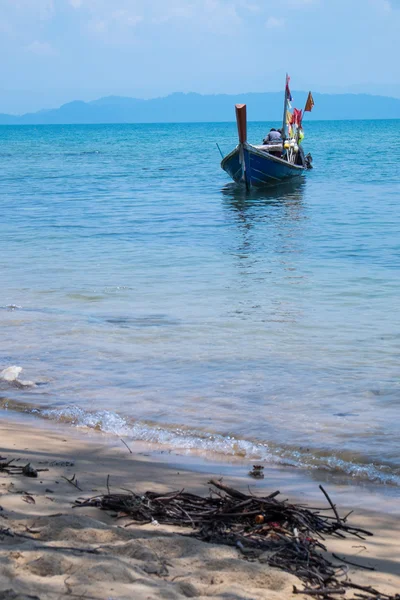 长尾船在海里 — 图库照片