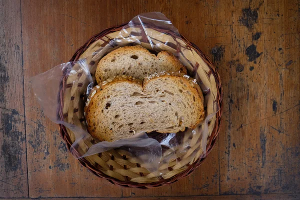 Kepekli ekmek slayt bir sepet içinde — Stok fotoğraf