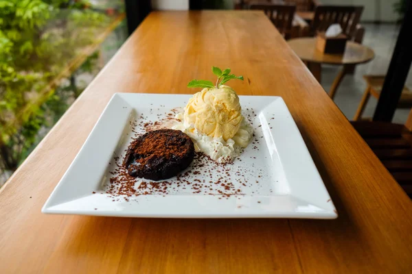 Fondant au chocolat med vanilj glass — Stockfoto