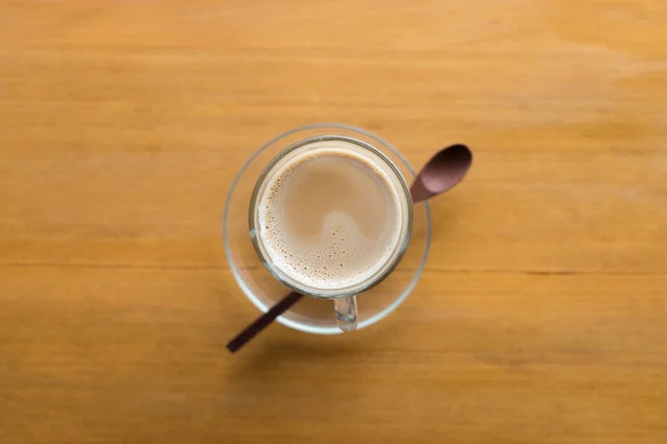 Una taza de capuchino caliente y pan —  Fotos de Stock