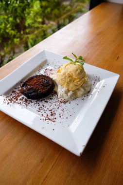 Fondan au chocolat vanilyalı dondurma ile