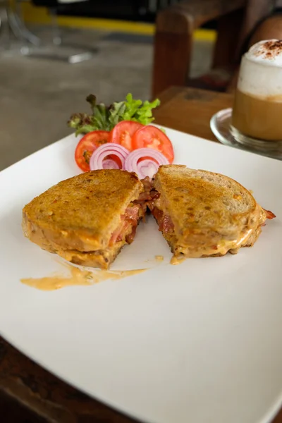 Sándwich de tocino y queso — Foto de Stock