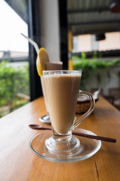 En kopp varm cappuccino med choklad banan smoothie och bröd — Stockfoto