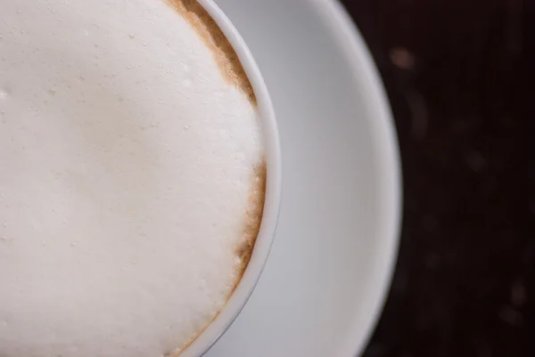 Feche a xícara de Cappuccino quente — Fotografia de Stock