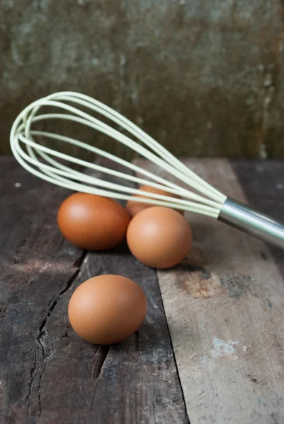 Verse eieren op een houten — Stockfoto