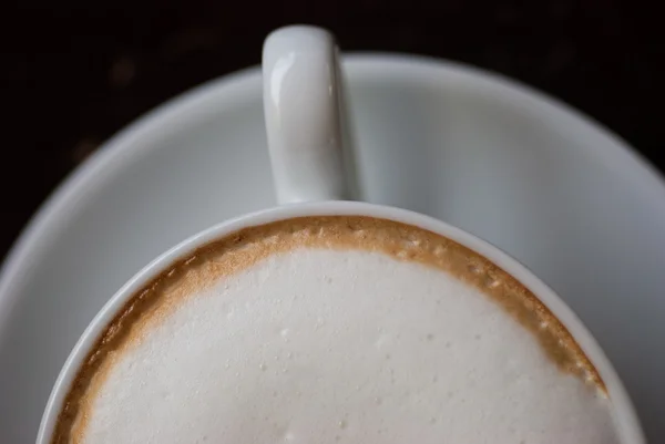 Zblízka šálek horkého cappuccina — Stock fotografie