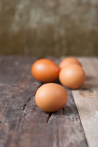 Verse eieren op een houten — Stockfoto