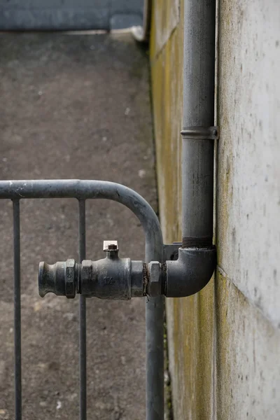 Vecchi tubi idraulici dell'acqua con le valvole — Foto Stock