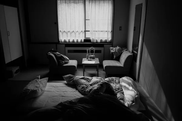 Brudny Niezasłane łóżka z poduszkę i kołdrę okładka — Zdjęcie stockowe