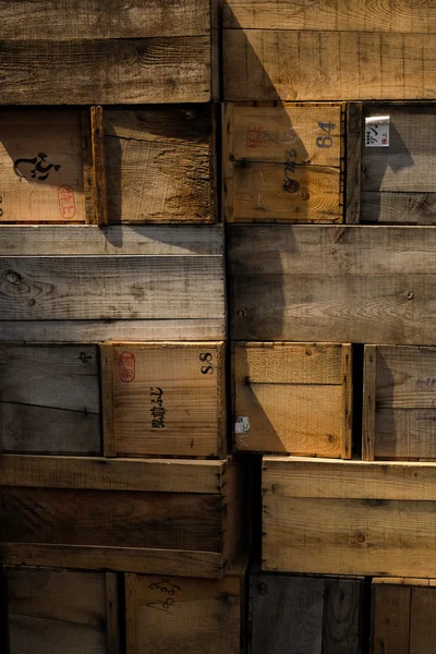 Kratten stapelen. verweerde houten kisten achtergrond. — Stockfoto