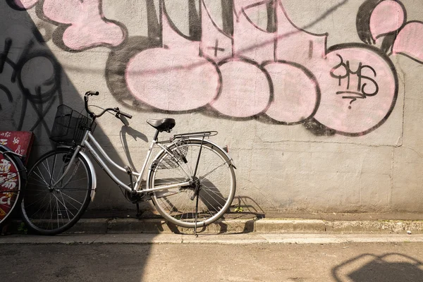 Bicycle against wall in japan — Stock Photo, Image