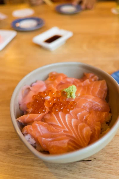 Salmon sashimi and salmon roe — Zdjęcie stockowe