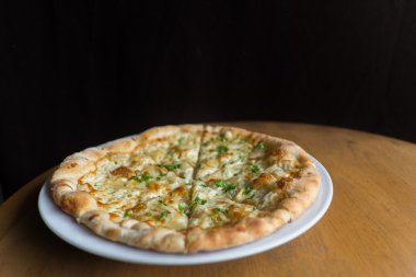 Beyaz Pizza, sarımsak ve Mozzarella peyniri