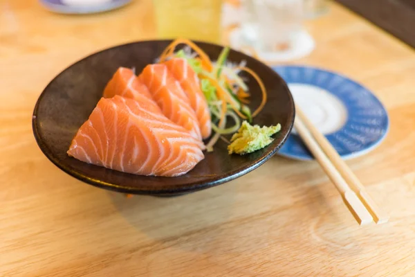 Łosoś Sashimi na czarne płytki ceramiczne — Zdjęcie stockowe