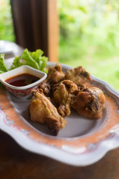 Sayap ayam goreng dengan saus pedas — Stok Foto