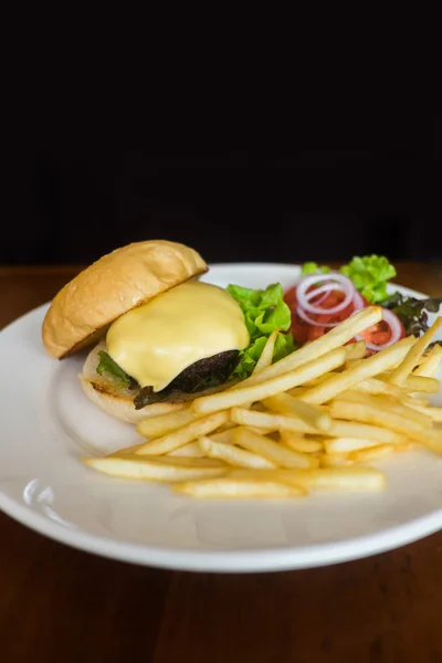 Käseburger mit Pommes — Stockfoto