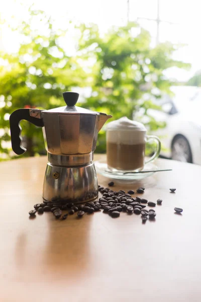 Moka pot ve bir fincan kahve kavrulmuş kahve çekirdekleri ile — Stok fotoğraf