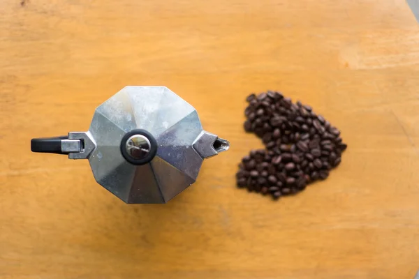 Teko moka dan secangkir kopi dengan kopi panggang — Stok Foto
