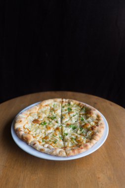 Beyaz Pizza, sarımsak ve Mozzarella peyniri