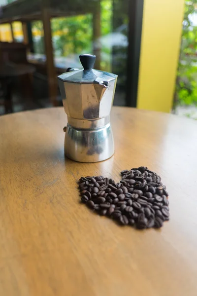 Moka pot ve bir fincan kahve kavrulmuş kahve çekirdekleri ile — Stok fotoğraf