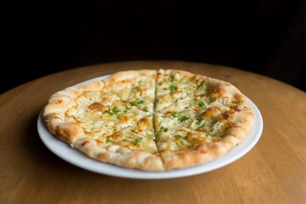 Weiße Pizza, Knoblauch und Mozzarella — Stockfoto
