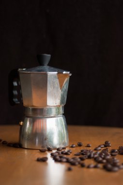 moka pot ve bir fincan kahve kavrulmuş kahve çekirdekleri ile