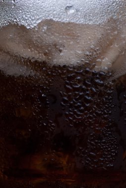 Soğuk ferahlatıcı Coca cola cam buz