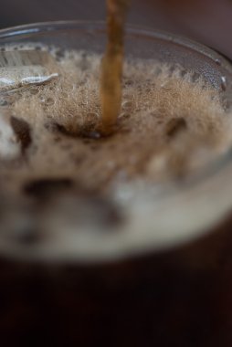 Soğuk ferahlatıcı Coca cola cam buz