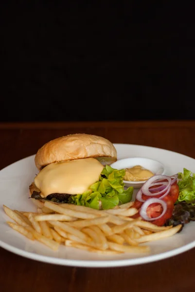 Burger au fromage avec frites — Photo