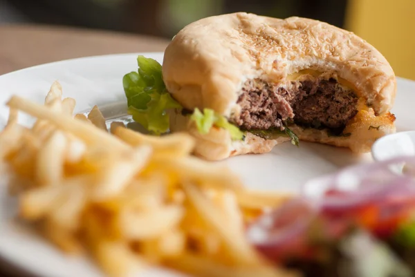 Burger au fromage avec frites — Photo