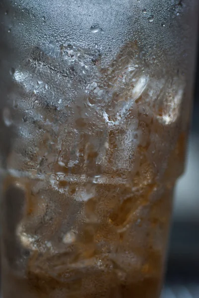 Ice cold przy kieliszku Coca cola — Zdjęcie stockowe