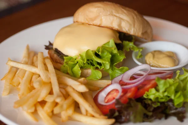 Käseburger mit Pommes — Stockfoto