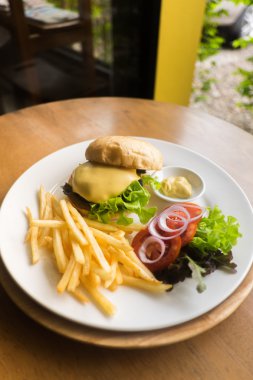 Peynirli hamburger patates kızartması ile