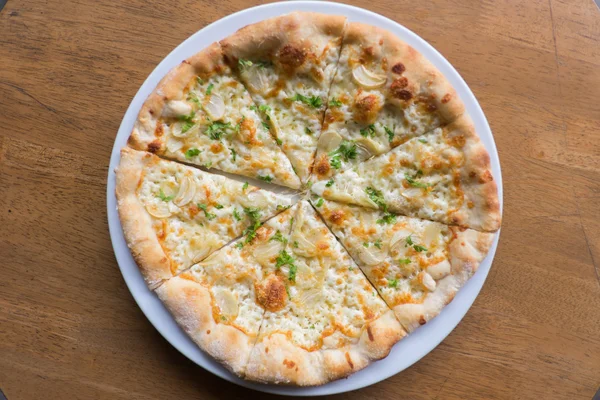 Beyaz Pizza, sarımsak ve Mozzarella peyniri