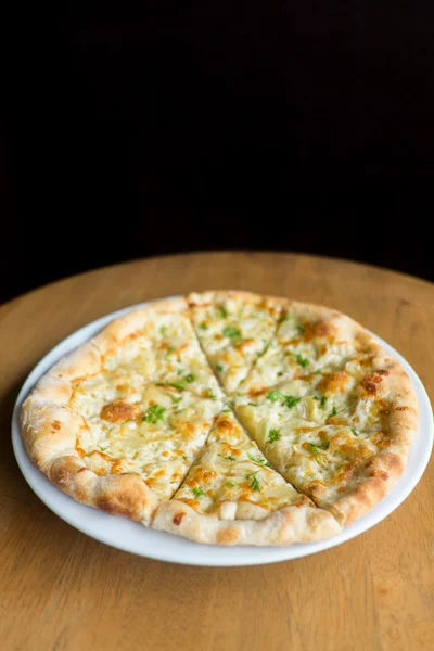 Weiße Pizza, Knoblauch und Mozzarella — Stockfoto
