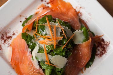 Roket ile füme somon salata