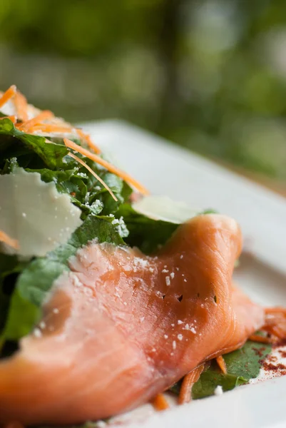 Ensalada de salmón ahumado con cohete —  Fotos de Stock