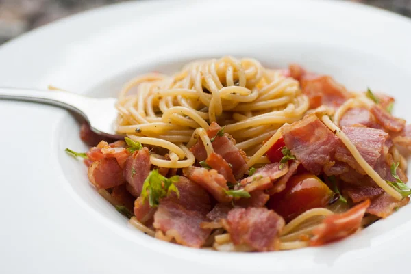 Spaghetti mit getrocknetem Chili, Speck und Knoblauch. — Stockfoto