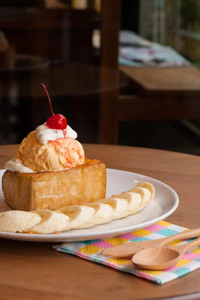 Honey toast med glass och banan — Stockfoto