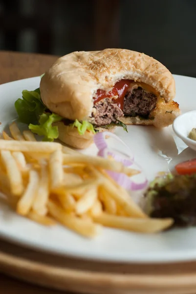 Käseburger mit Pommes — Stockfoto