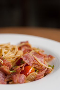 Spagetti kurutulmuş biber, pastırma ve sarımsak ile.