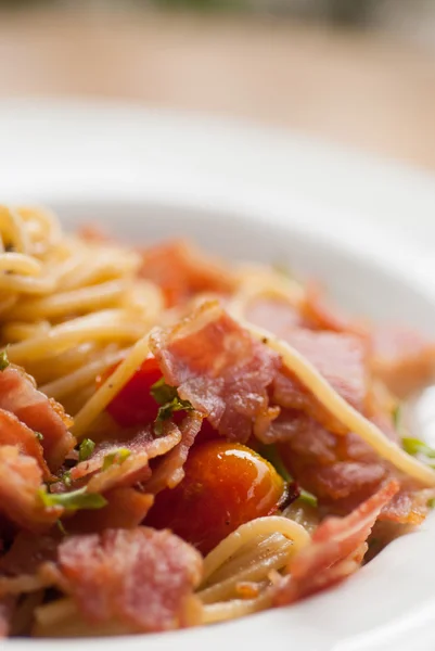 Spaghettis au piment séché, bacon et ail . — Photo