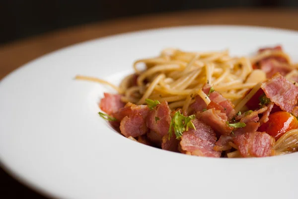 Spaghetti mit getrocknetem Chili, Speck und Knoblauch. — Stockfoto