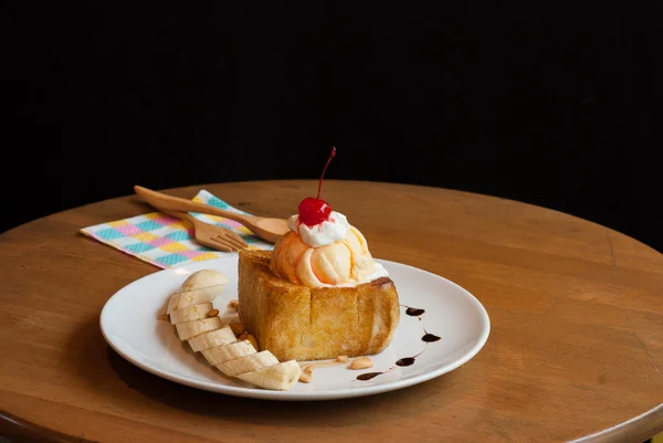 Honey toast med glass och banan — Stockfoto