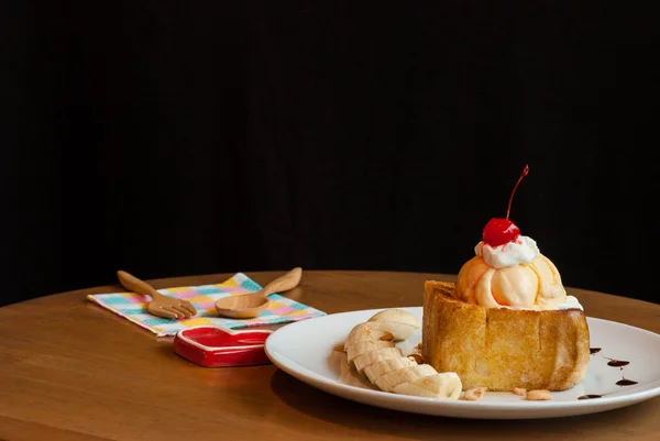 Honey toast med glass och banan — Stockfoto