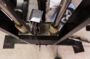 Ağırlık çalışması yılında spor salonu vücut geliştirme ekipmanları