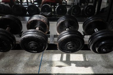 Ağırlık çalışması yılında spor salonu vücut geliştirme ekipmanları